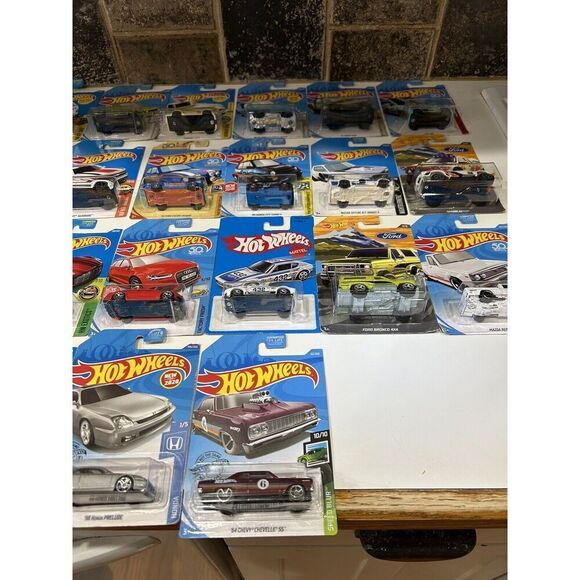 MIX Hot Wheels 26 Car Bundle Lot Variety 1/64 Kid Toy Mattel 2018 And Up - Picture 3 of 5